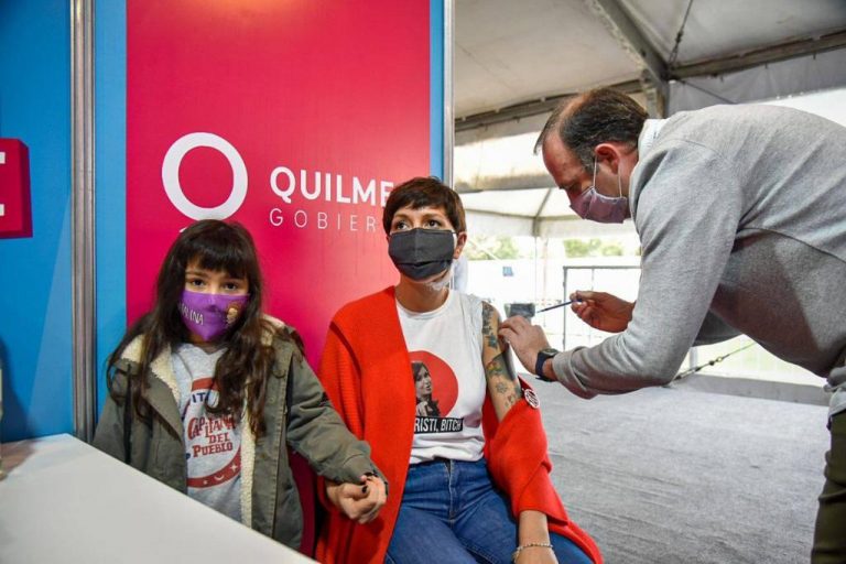 Mayra Mendoza recibió la primera dosis de la vacuna contra el Covid