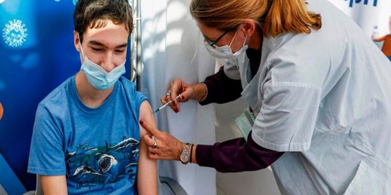 Comienza la distribución de vacunas para adolescentes de entre 12 y 17 años con factores de riesgo