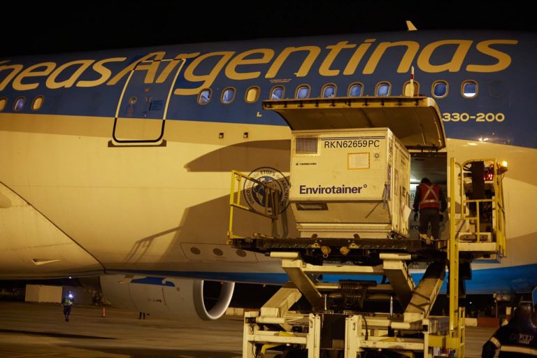 Llegó al país otro vuelo con más de 760 mil dosis de Sinopharm