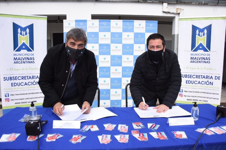 Nardini entregó 4 mil tarjetas de empresas telefónicas para los vecinos de Malvinas Argentinas