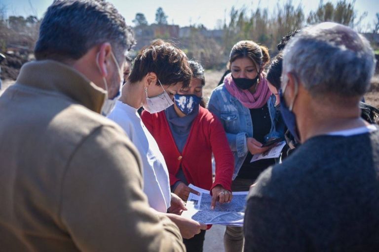 Mayra Mendoza recorrió la obra de pavimentación del barrio Sayonara