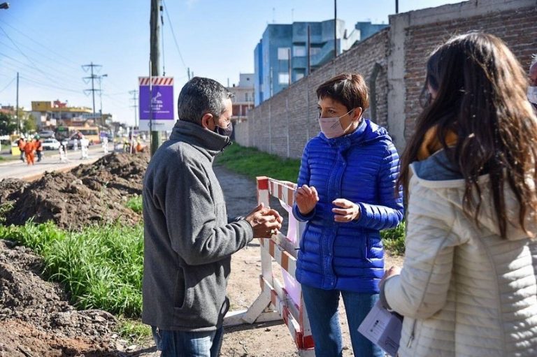 Mayra Mendoza visitó los avances en las obras de Avenida La Plata