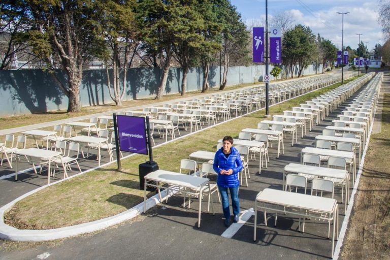 Presentan nuevo mobiliario para escuelas públicas de Quilmes