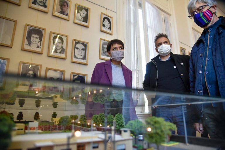 Memoria: Mayra Mendoza recibió la maqueta del Ex Pozo de Quilmes