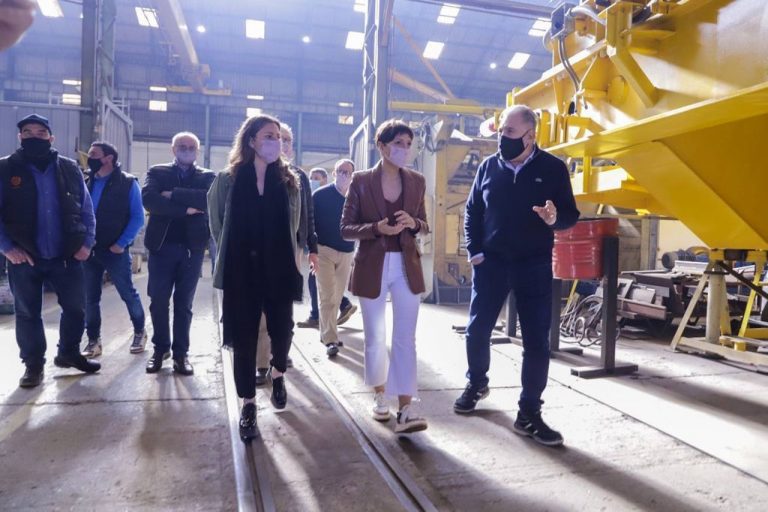Mayra Mendoza y Siley visitaron una empresa de Quilmes Oeste