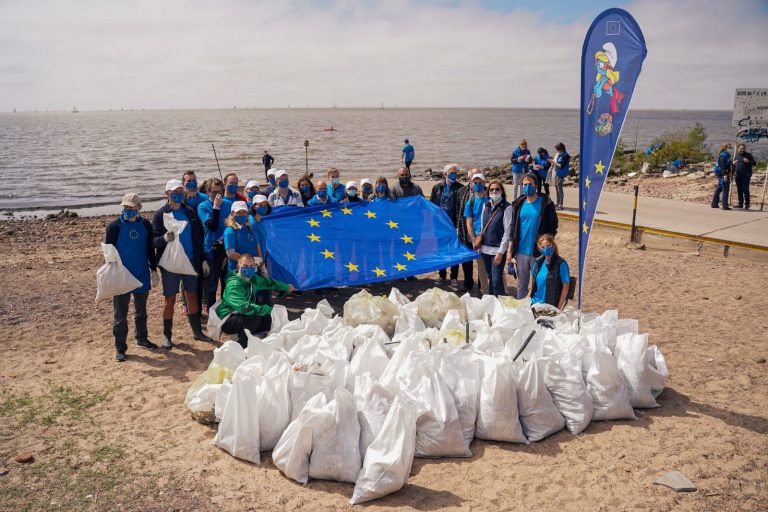 El municipio y la Unión Europea realizaron una nueva jornada de limpieza del Río de La Plata