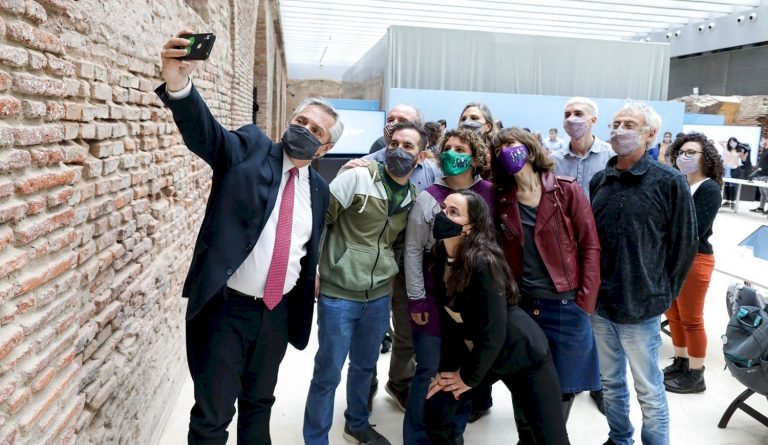 Alberto Fernández afirmó que los científicos «iluminaron la pandemia en un momento muy oscuro”
