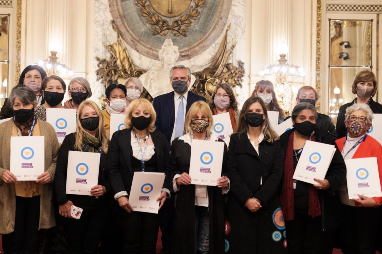 El presidente saludó a las primeras beneficiarias de las jubilaciones por aporte por tareas de cuidado