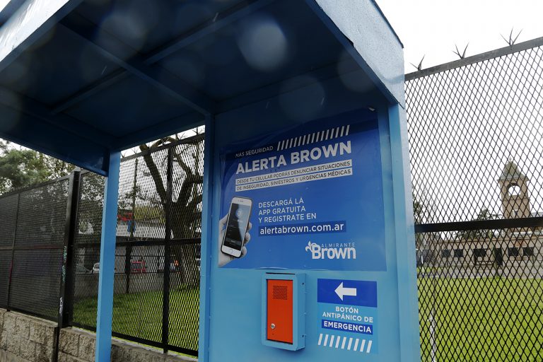 Colocan “Paradas Seguras” en los corredores escolares de Brown
