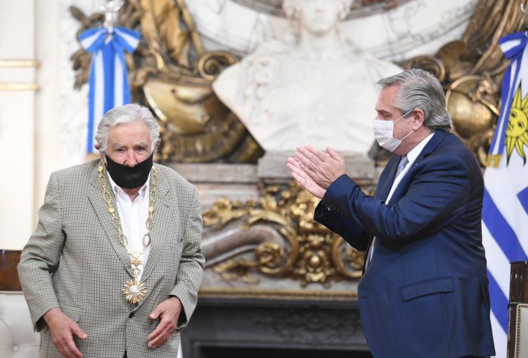 Alberto Fernández condecoró a Pepe Mujica