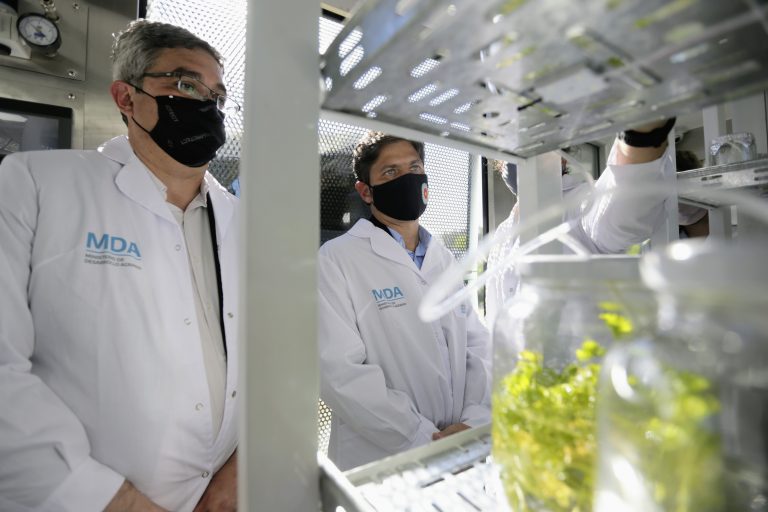 Kicillof inauguró laboratorio de multiplicación vegetal