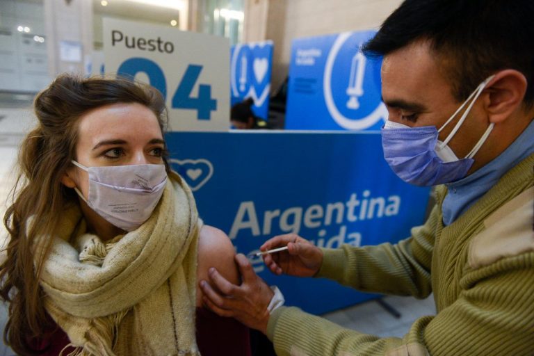 La mitad del país ya completó la vacunación contra el coronavirus