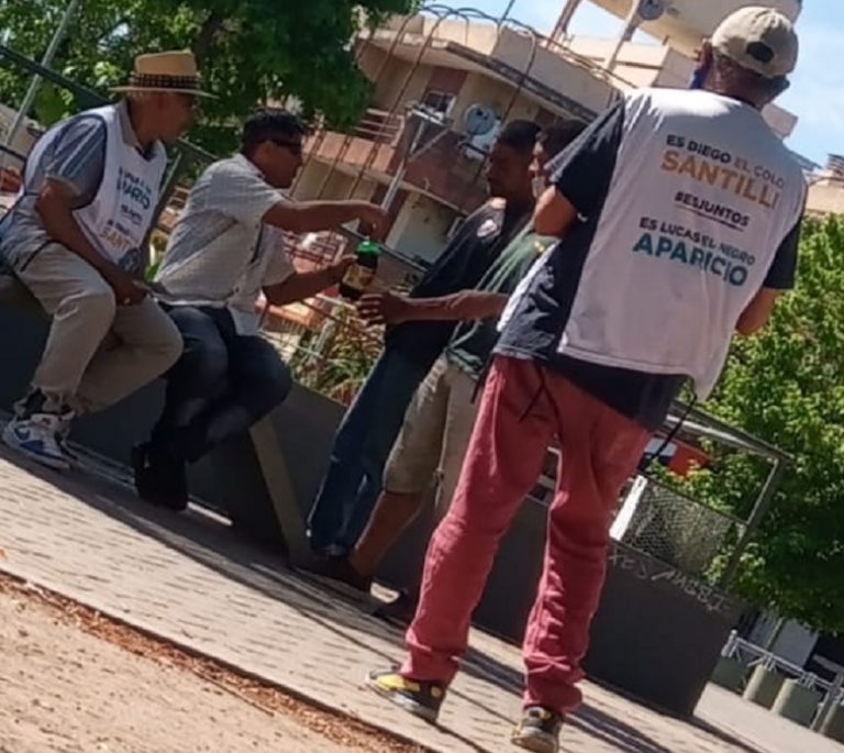 Malvinas Argentinas: militantes pagos de JxC son atrapados tomando alcohol en la vía pública