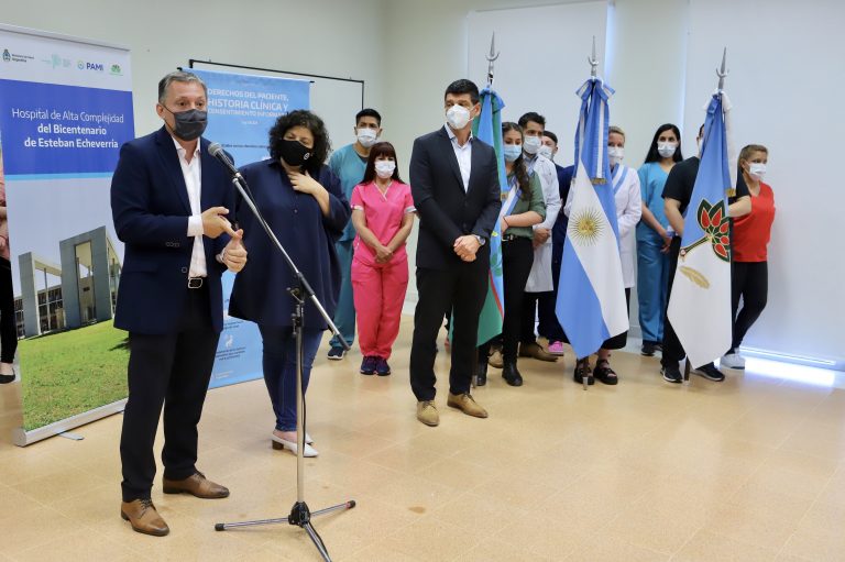 Vizzotti y Gray encabezaron la entrega de un “certificado de calidad” al Hospital del Bicentenario