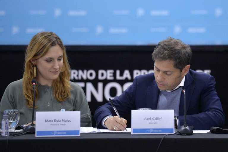 Kicillof  firmó acuerdo paritario para ampliar el régimen de licencias parentales