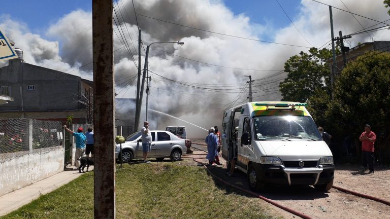 Un incendio generó una nube tóxica en una fábrica de Berazategui