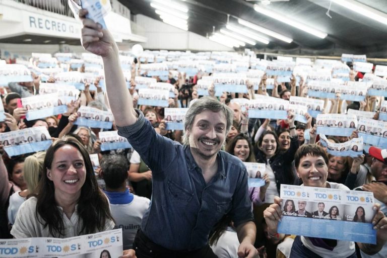 Máximo Kirchner acompañó a Mayra Mendoza en Quilmes y convocó a “un gran desafío“ para el domingo