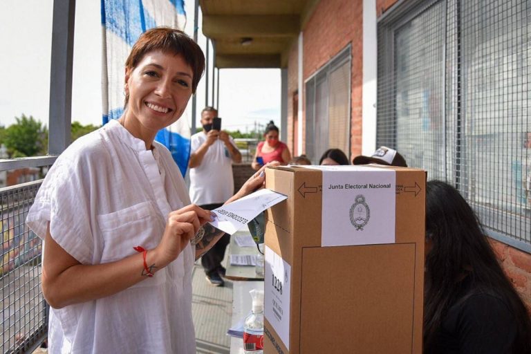 Mayra Mendoza votó en Ezpeleta y valoró el compromiso de la gente