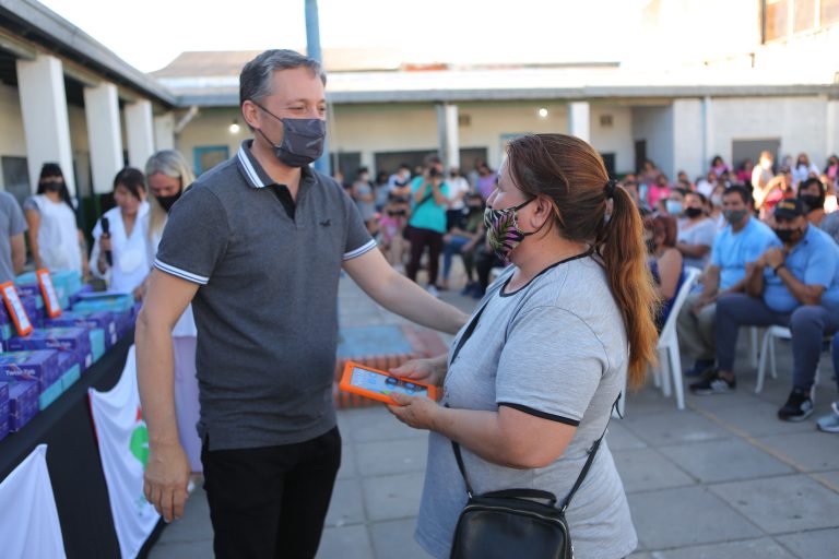 Fernando Gray entregó tablets a adultos estudiantes