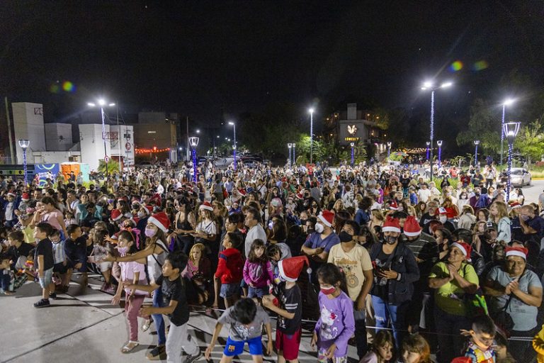 Encendieron árbol de Navidad en el Puerto de San Isidro