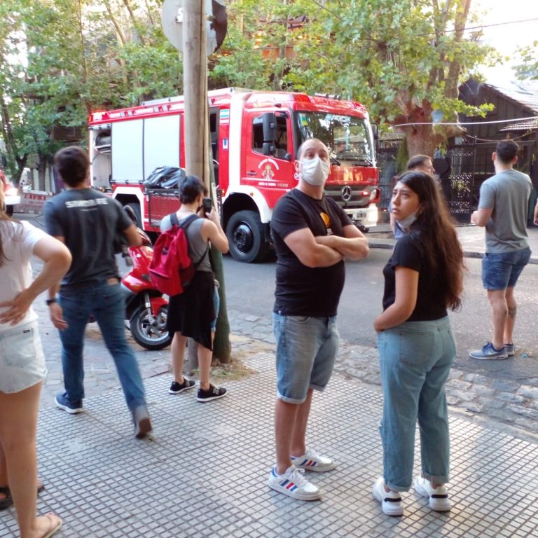 Un voraz incendio afectó a un restaurante de Lomas de Zamora