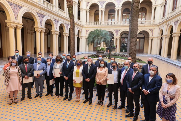 Fernández firmó el Consenso Fiscal 2022 con los gobernadores