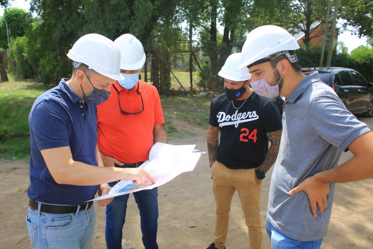 Gray recorrió las obras para ampliar la red cloacal en El Jagüel
