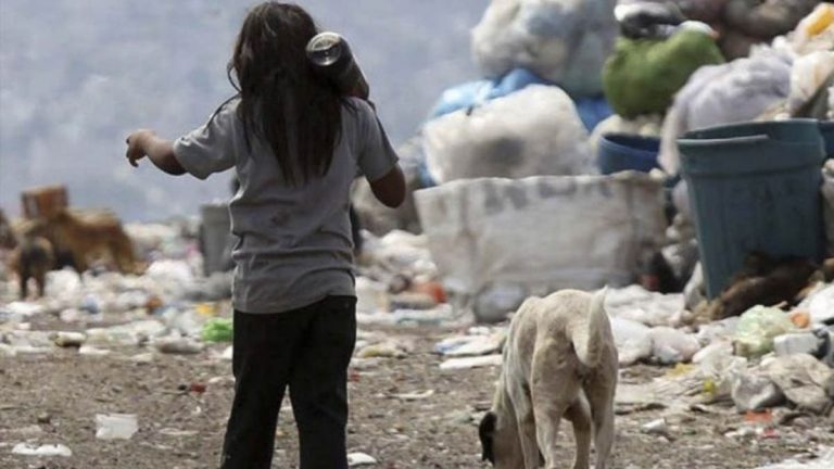 Un 43,8% de los argentinos están debajo de la línea de la pobreza
