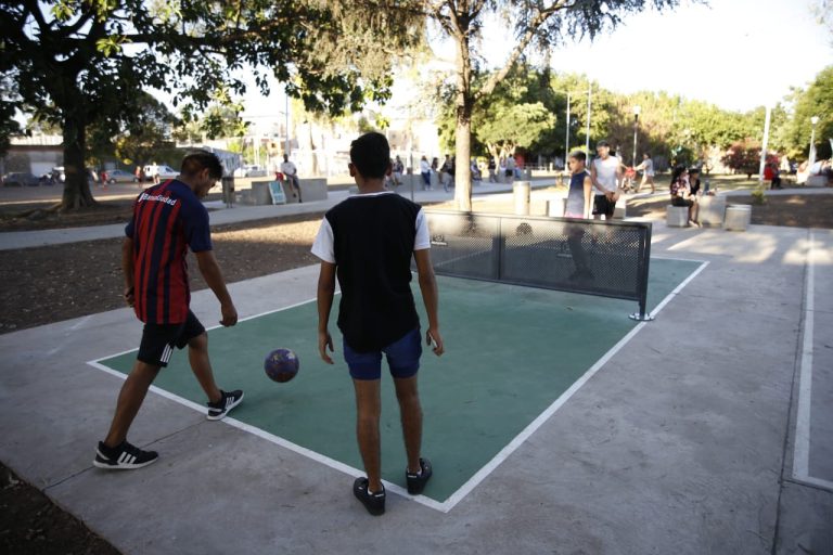 Los vecinos ya pueden disfrutar de la nueva plaza Elizalde