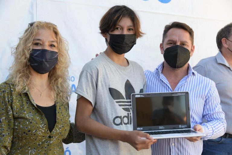Entrega de netbooks a escuelas de Ituzaingó