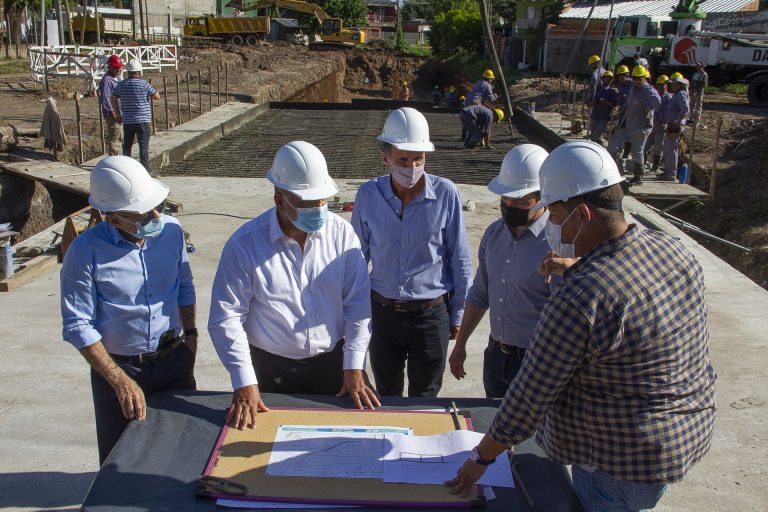 Watson, Katopodis y Manzur recorrieron las obras de entubamiento del Arroyo Jiménez 