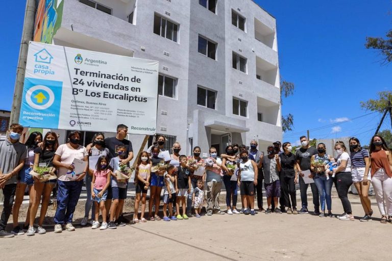 Entregaron créditos y viviendas a familias del barrio Los Eucaliptus