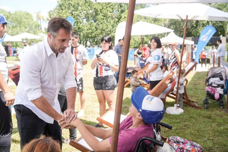 Achával inauguró la nueva pileta del Club Peruzzotti en Pilar