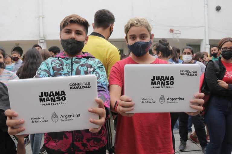 Entregaron más de 300 netbooks a estudiantes de secundaria de Morón
