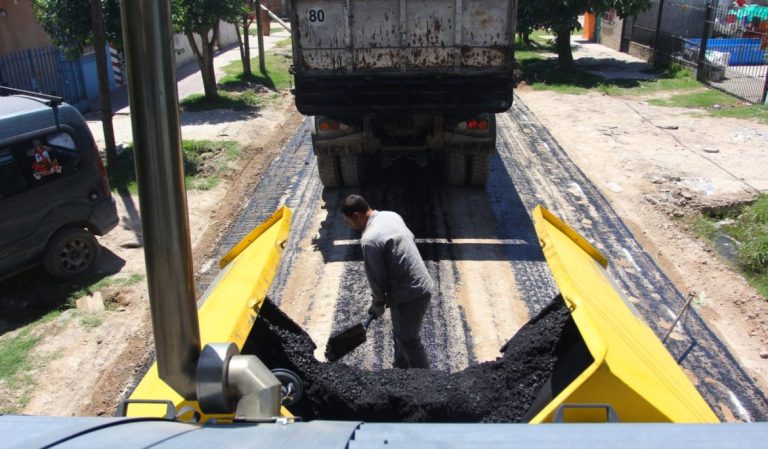 Avanzan las obras de pavimentación en Esteban Echeverría