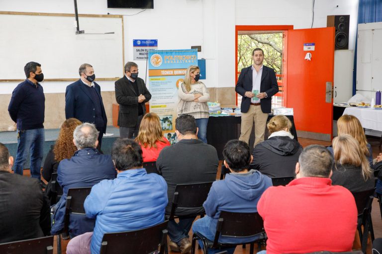 Entregaron kits de lenguaje tecnológico a escuelas técnicas bonaerenses