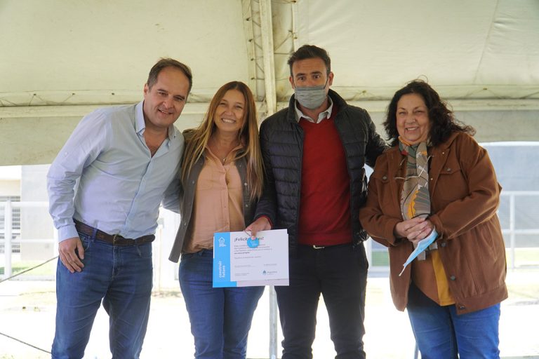 Karina Menéndez y Maggiotti entregaron viviendas en Merlo