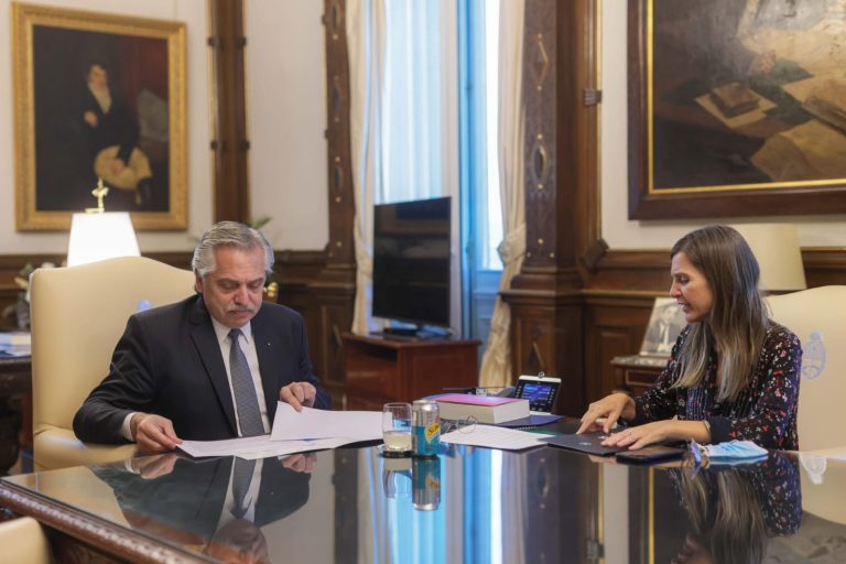 El Gobierno anunció un bono de 6 mil pesos a jubilados y pensionados