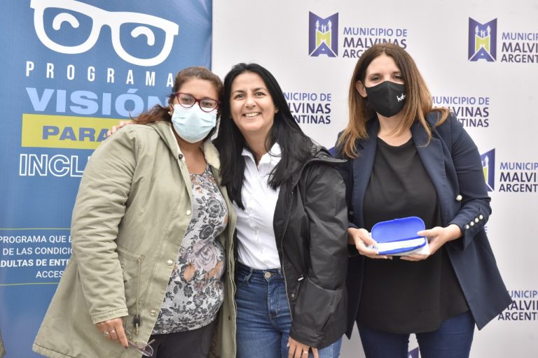 Correa entregó más de 650 lentes en Malvinas Argentinas