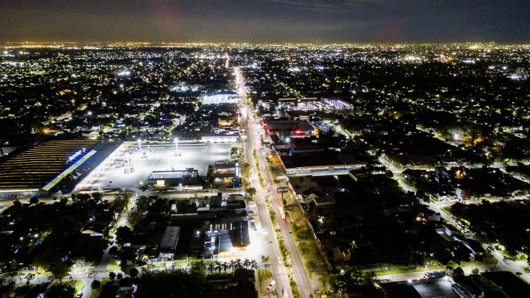 Avanza la colocación de luces LED en Almirante Brown