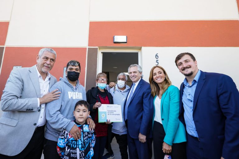 Alberto Fernández entregó junto a Ferraresi viviendas en Barrio Azul