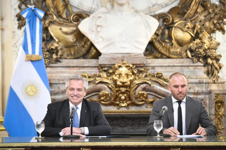 El gobierno otorgará bonos a monotributistas, jubilados y trabajadores informales