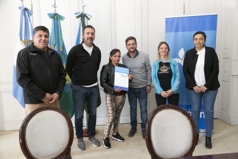 Ayuda a patinadores de Almirante Brown