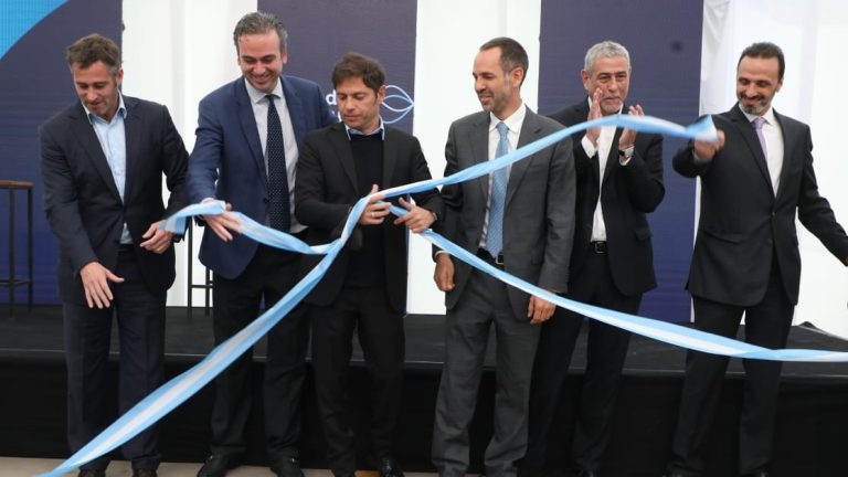 Kicillof, Ferraresi y Achával, en la inauguración de una planta de termotanques en Pilar
