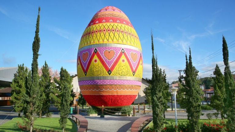 Malvinas Argentinas prepara para Pascuas la tableta artesanal de chocolate más grande del mundo 