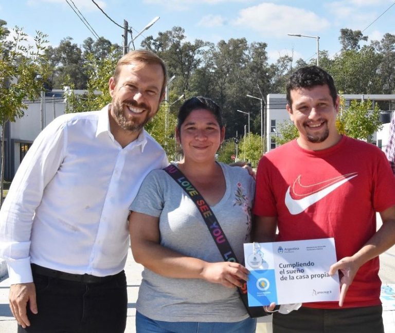 Gastón Granados encabezó una entrega de viviendas del Procrear