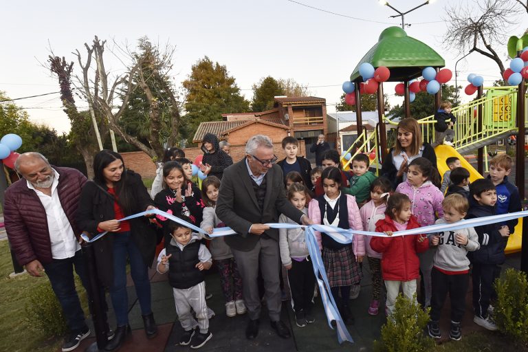 Zamora inauguró la remodelada Plaza General San Martín