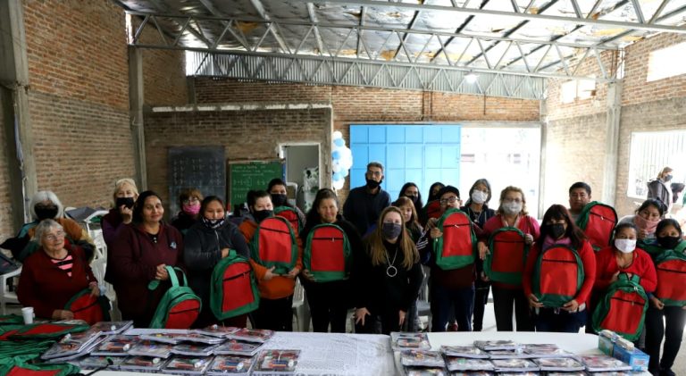 Entrega de kits escolares en Esteban Echeverría