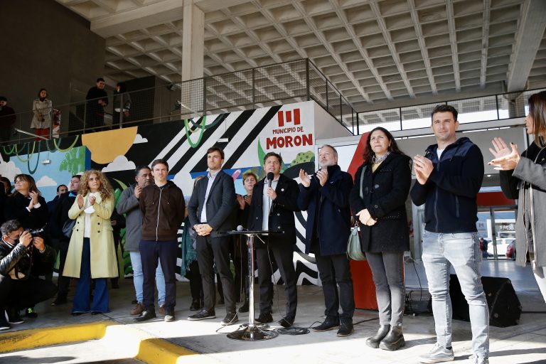 Kicillof despidió a unos 300 estudiantes que comenzaron sus viajes de fin de curso