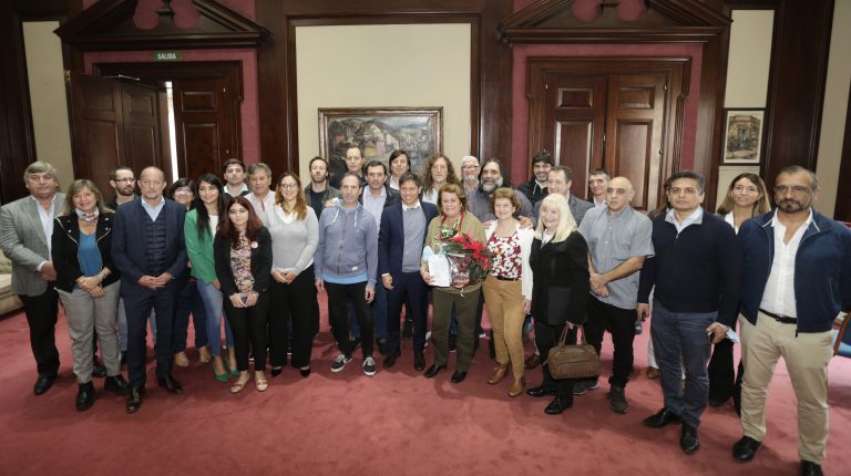 Kicillof anunció una suba de 10% para trabajadores del Estado